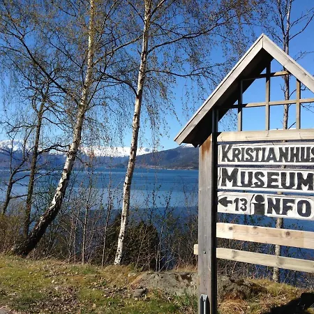Vangsnes - Charming With Fjord View Διαμέρισμα