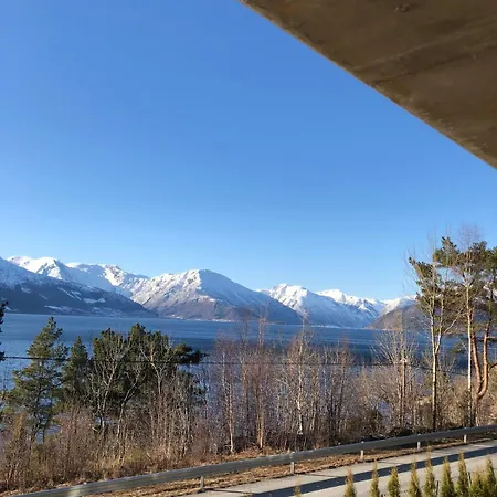 Vangsnes - Charming With Fjord View Διαμέρισμα