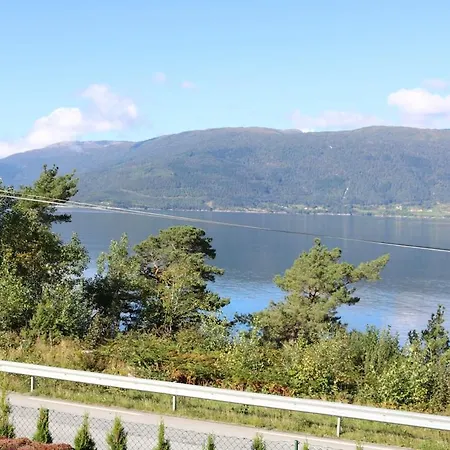 Vangsnes - Charming With Fjord View * Juvik