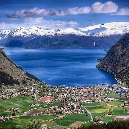 Vangsnes - Charming With Fjord View Διαμέρισμα