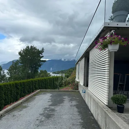 Vangsnes - Charming With Fjord View 아파트 Juvik